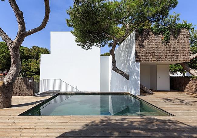 Casa en Rota de Jiménez Torrecillas con paredes atravesadas por árboles.